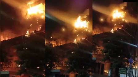 Noida Fire News: नोएडा सेक्टर 65 में बिल्डिंग में लगी भीषण आग, दमकल की गाड़ियां मौके पर मौजूद