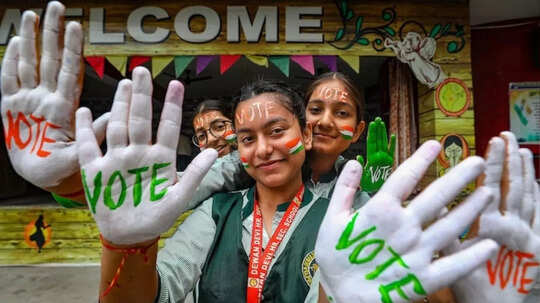 Goa Lok Sabha Election गोवा में दो लोकसभा सीटों के लिए 16 उम्मीदवार मैदान में कांग्रेस और भाजपा के बीच लड़ाई