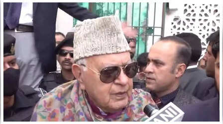 'पाकिस्तान ने चूड़ियां नहीं पहनी हैं, हम पर गिरेगा एटम बम': PoK पर राजनाथ के बयान पर फारूक अब्दुल्ला की आलोचना