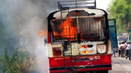 मध्य प्रदेश: ईवीएम और कर्मचारियों को ले जा रही बस जलकर हुई राख, लोगों ने जलती बस से कूद कर बचाई जान