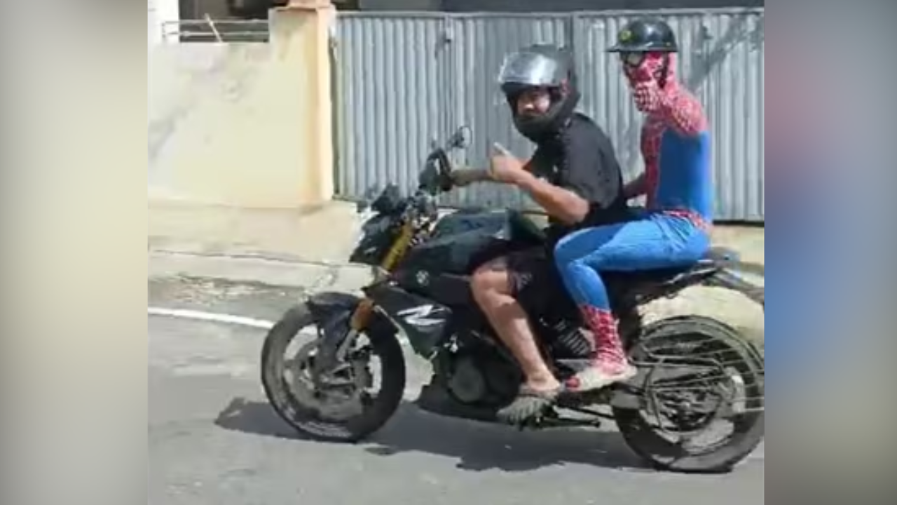बेंगलुरु की सड़क पर स्पाइडर मैन।