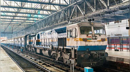 Mumbai News: एक बार फिर बाधित हुई मुंबई लोकल ट्रेन सेवा, यहां जानें वजह