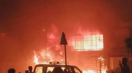 नोएडा में आग का ताडंव! सेक्टर 37 में पेट्रोल पंप के ऑफिस में लगी भीषण आग, लाखों का सामान खाक