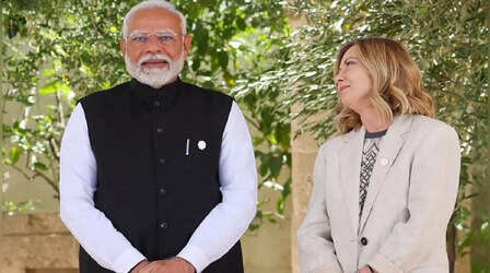 जब इटली की पीएम जॉर्जिया मेलोनी से मिले प्रधानमंत्री नरेंद्र मोदी, भारतीय संस्कृति का परिचय दे हाथ जोड़कर किया नमस्ते