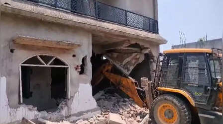 UP में फिर दौड़ा बाबा का बुलडोजर, अतीक के भाई की बीवी का 5 करोड़ वाला बंगला ढहाया