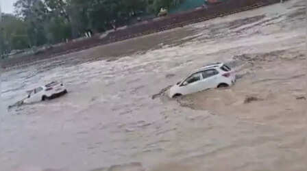 Haridwar: सूखी नदी में अचानक आई बाढ़, तिनके की तरह तैरने लगी कारें; देखें VIDEO