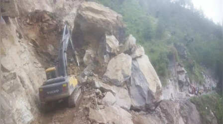 जोशीमठ के पास लैंडस्लाइड से बंद बदरीनाथ हाईवे पैदल यात्रियों के लिए खुला, BRO रास्ता बनाने में जुटा