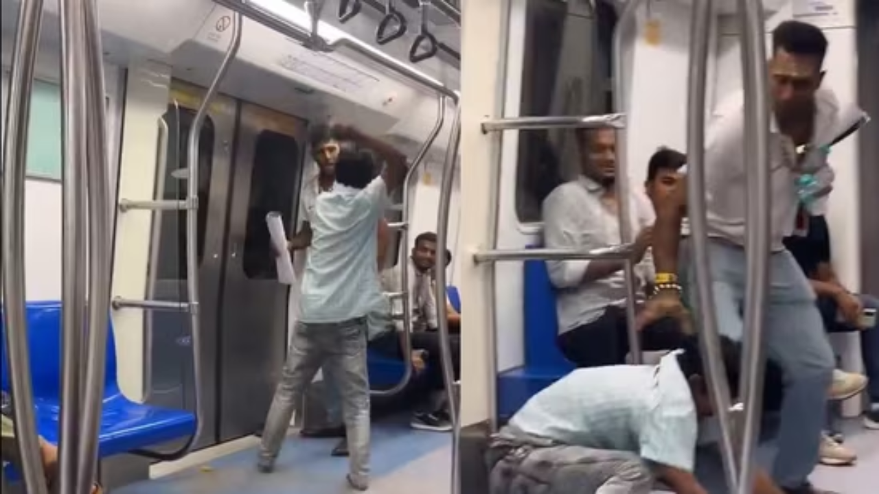 दिल्ली मेट्रो में झगड़ते यात्री।