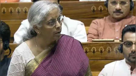 nirmala sitharaman: वित्त मंत्री ने कहा- जनधन और बेसिक सेविंग अकाउंट में मिनिमम बैलेंस रखना अनिवार्य नहीं