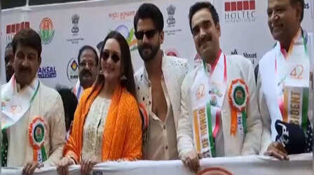 USA: न्यूयॉर्क में निकाली गई इंडिया डे परेड, राम मंदिर की झांकी बनी आकर्षण का केन्द्र; सोनाक्षी सिन्हा, पंकज त्रिपाठी और मनोज तिवारी समेत इन हस्तियों ने लिया हिस्सा