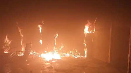Noida Fire: नोएडा के सेक्टर 74 के नार्थ आई बिल्डिंग में लगी आग, पूरा ग्राउंड फ्लोर राख