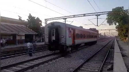 बिजनौर में दो हिस्सों में बंटी ट्रेन, पीछे रह गया एसी कोच, इस वजह से हुआ हादसा; देखें वीडियो