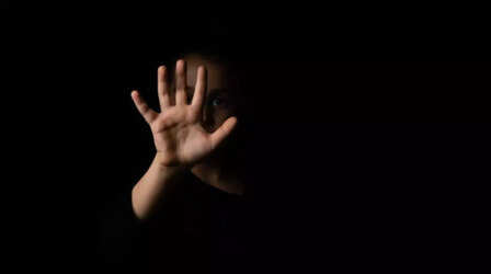 Noida Crime News: नोएडा के स्कूल में छात्रा के साथ छेड़छाड़, अभिभावकों ने किया विरोध प्रदर्शन