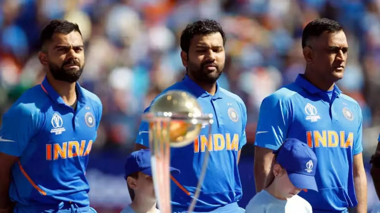 Kaun hai Team india ke behtar kaptan virat rohit ya fir ms dhoni- धोनी ...