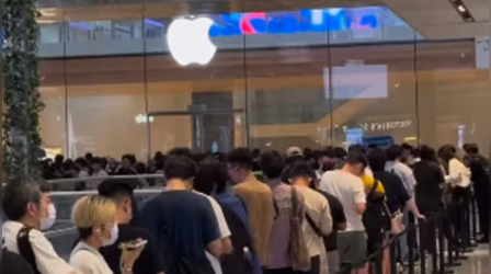 iphone 16 खरीदने का क्रेज ! मलेशिया में Apple स्टोर पर लगी ग्राहकों की लाइन, वीडियो पर आए मजेदार कमेंट्स