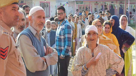 J&K Election 2024 Voting: कश्मीर की चिनाब घाटी में चुनाव को लेकर दिखा वोटर्स में जोश, मतदान केंद्रों पर भारी भीड़