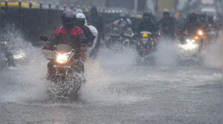 भारी बारिश के बाद मुंबई में ट्रैफिक पटरी पर लौटा, IMD के अलर्ट के बाद आज स्कूल-कॉलेज बंद