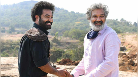जूनियर एनटीआर की फिल्म Devara का फर्स्ट डे फर्स्ट शो देखने पहुंचे SS Rajamouli, थिएटर में डायरेक्टर को देख फैंस बजाते रहे तालियां