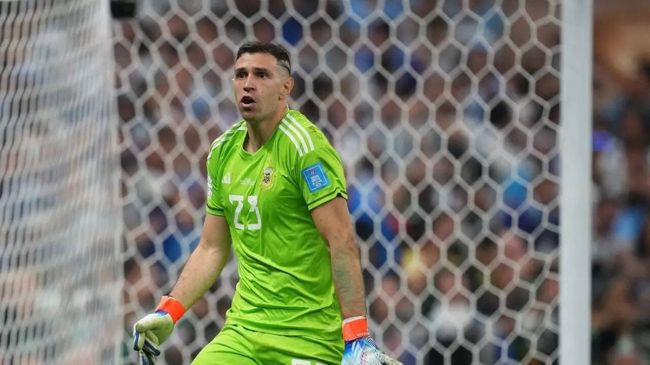 Emiliano Martinez, Argentine goalkeeper Emiliano Martinez, Emiliano Martinez Suspends, FIFA suspends Emiliano Martinez, Emiliano Martinez Suspends for two matches, Fifa, Argentine Football Team,