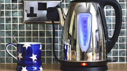 Electric Kettle: घर पर इलेक्ट्रिक केतली से गर्म करते हैं पानी, एक झटके में इतना बढेगा बिजली बिल