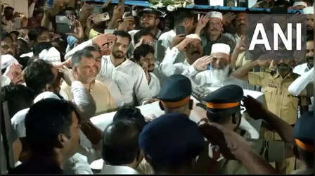 सुपुर्द-ए-खाक हुए बाबा सिद्दीकी, उमड़ी समर्थकों की भारी भीड़; शनिवार को मारी गई थी गोली