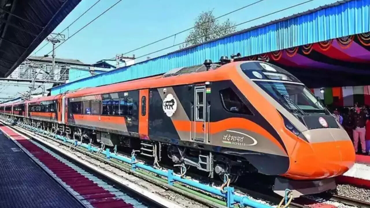 क्या राजधानी एक्सप्रेस से बेहतर साबित होगी वंदे भारत स्लीपर ट्रेन? 10 ...