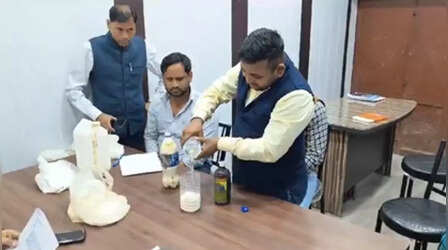 क्या आप असली दूध पीते हैं या आप भी केमिकल से बने Milk का करते हैं इस्तेमाल, नकली दूध का ये वीडियो हिलाकर रख देगा दिमाग