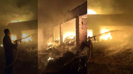 Greater Noida Fire: ग्रेटर नोएडा में रजाई के गोदाम में लगी भीषण आग, लाखों रुपये का सामान जलकर राख