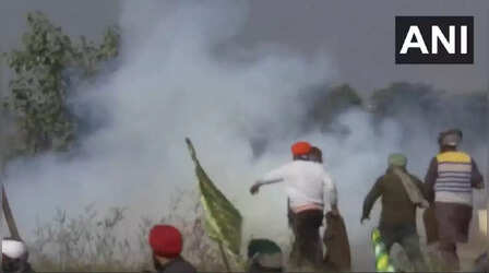 Farmer Protest: शंभू बॉर्डर पर किसानों और पुलिस के बीच भिड़ंत, छोड़े गए आंसू गैस के गोले; कई किसान घायल