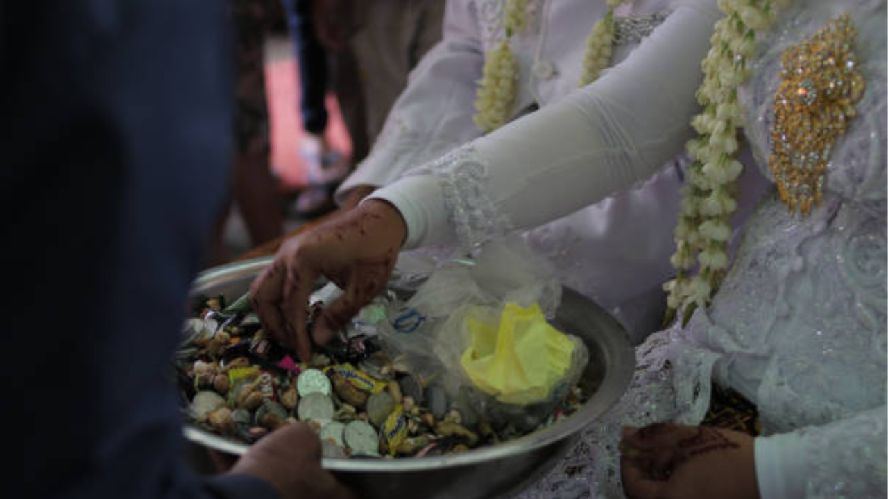 दूल्हे ने दूसरी महिला से की शादी।