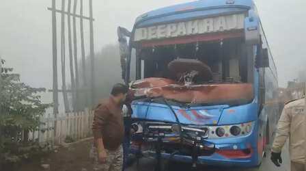 नोएडा में महामाया फ्लाईओवर के पास सड़क हादसा, दो बसों की टक्कर में कई यात्री घायल