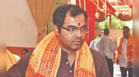 Delhi Assembly Elections: बीजेपी उम्मीदवार प्रवेश वर्मा के खिलाफ जूते बांटने मामले में अचार संहिता उल्लंघन की शिकायत दर्ज