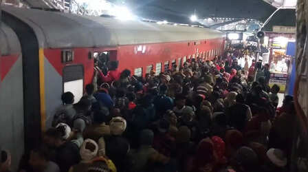 मौनी अमावस्या पर इटावा स्टेशन पर उमड़ी भारी भीड़, कई नॉन स्टॉप ट्रेनों को रोककर यात्रियों को भेजा गया महाकुंभ
