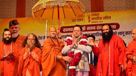 UCC लागू करने पर प्रयागराज में संतों ने किया उत्तराखंड के CM पुष्कर सिंह धामी को सम्मानित