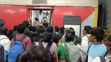 जबलपुर: प्रयागराज जाने वाली ट्रेनों में लगातार बढ़ रही भीड़, पहले से सवार श्रद्धालु दूसरों के लिए नहीं खोल रहे दरवाजे