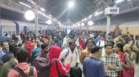 कानपुर स्टेशन पर महाकुंभ जाने वाले यात्रियों का सैलाब, ट्रेनों में भी भूसे की तरह भरकर सफर कर रहे लोग, देखें Video