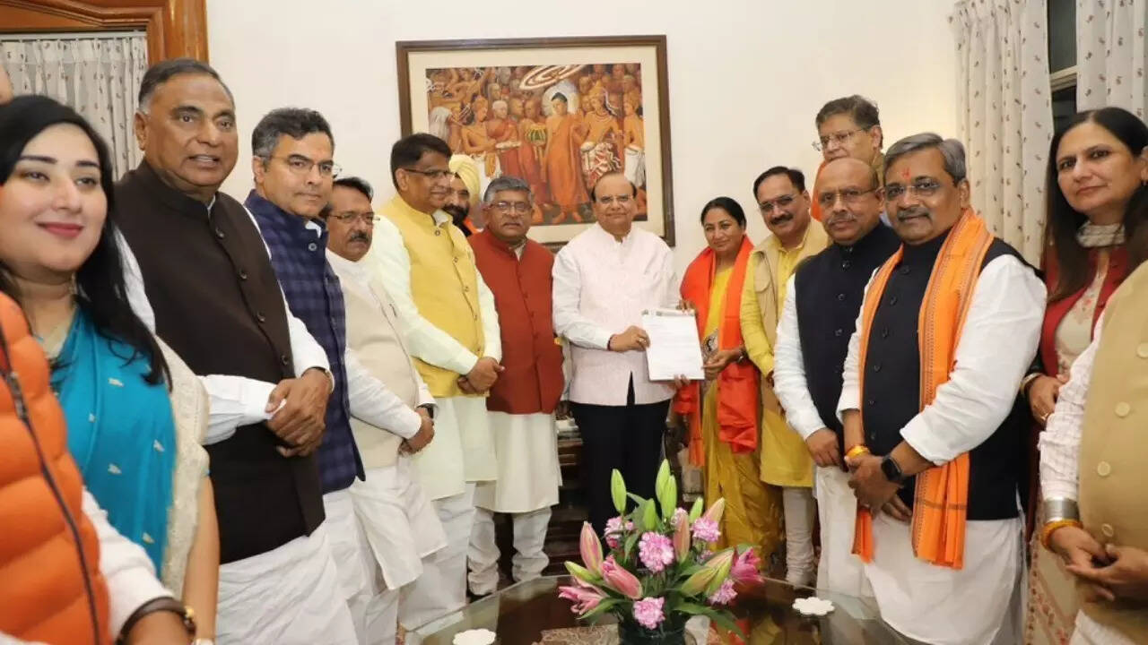 Rekha Gupta met Delhi LG