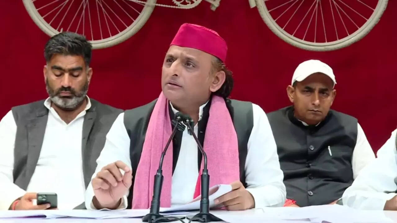 Akhilesh Yadav Taunt on UP Sarkar's Budget