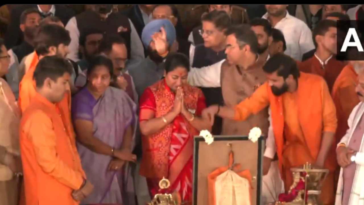CM Rekha Gupta Perform Yamuna Aarti