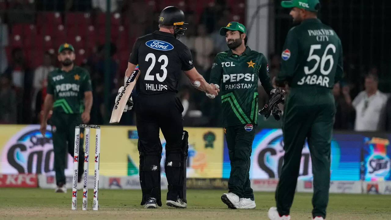 Pakistan team, Pakistan team Fine, Pakistan team fined for slow over rate, Pakistan team fined for slow over rate vs NZ, PAK vs NZ, Pakistan vs New Zealand, Champions Trophy 2025, Champions Trophy 2025 News,Champions Trophy 2025 Updates,