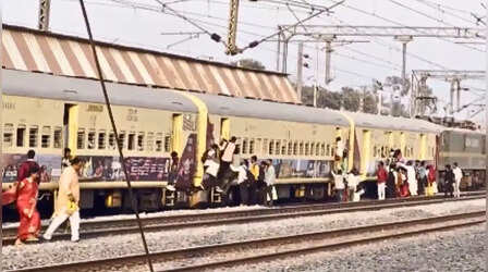 सासाराम रेलवे स्टेशन पर बेकाबू हो रही भीड़, महाकुंभ जाने के लिए जान जोखिम में डालने को मजबूर श्रद्धालु