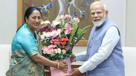 दिल्ली की CM रेखा गुप्ता ने प्रधानमंत्री मोदी से की मुलाकात, PWD के अधिकारियों के साथ भी की बैठक