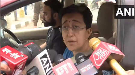 आतिशी सहित AAP विधायकों का दिल्ली विधानसभा परिसर के बाहर धरना प्रदर्शन, आरोप - अंदर नहीं घुसने दिया जा रहा