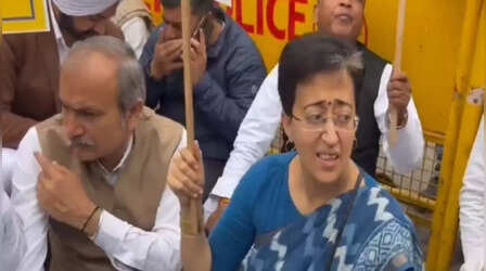 दिल्ली विधानसभा में आप विधायकों की एंट्री पर रोक, धरने पर बैठीं आतिशी; भाजपा के रवैये की निंदा की