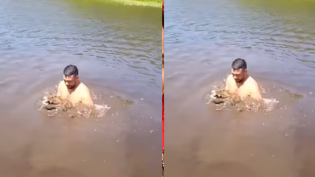 तालाब में नहा रहा शख्स।