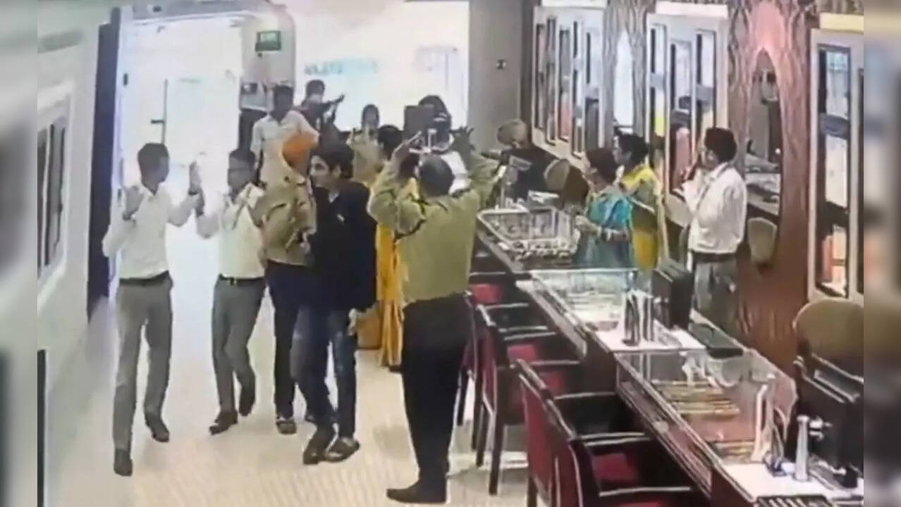 Ara Tanishq Jewellery Showroom Robbery Video