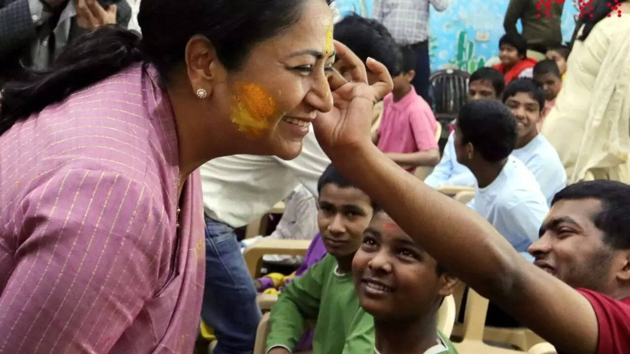 Rekha Gupta Celebrates Holi with children