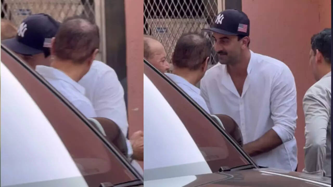 Ranbir Kapoor Touches Salim Khan feet