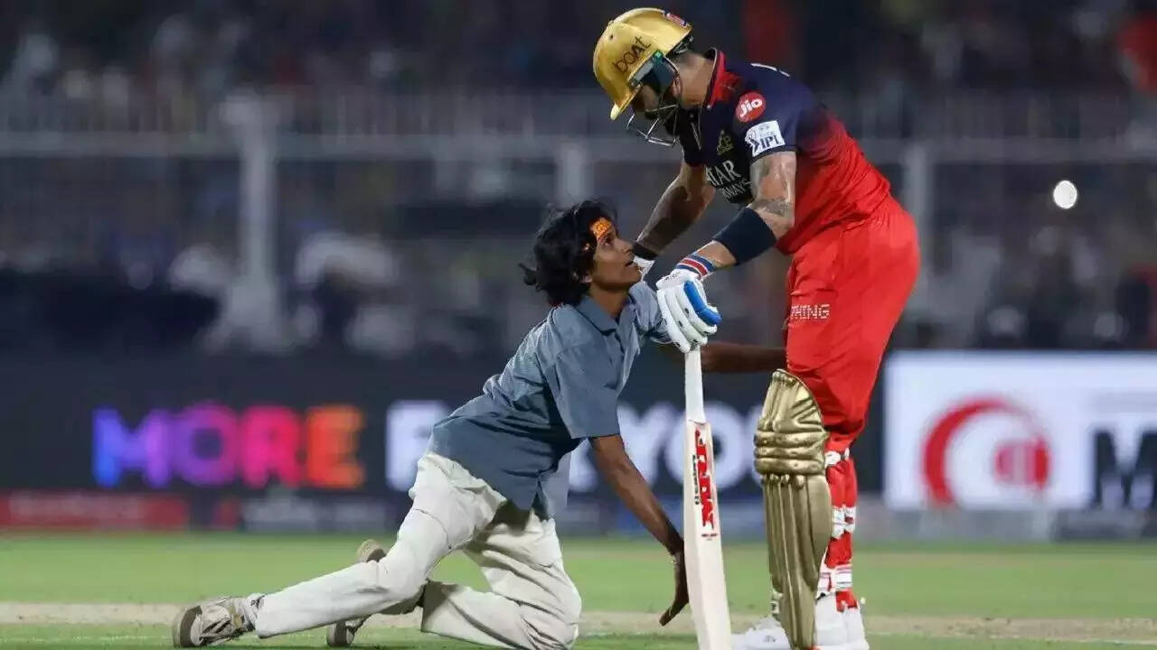 virat kohli, virat kohli fan, fan breach security to meet Kohli, KKR vs RCB Virat Kohli Fan, Virat Kohli News, Rituparno Pakhira, Virat Kohli Fans Rituparno Pakhira, IPL 2025, KKR vs RCB, IPL 2025 Firts Match,
