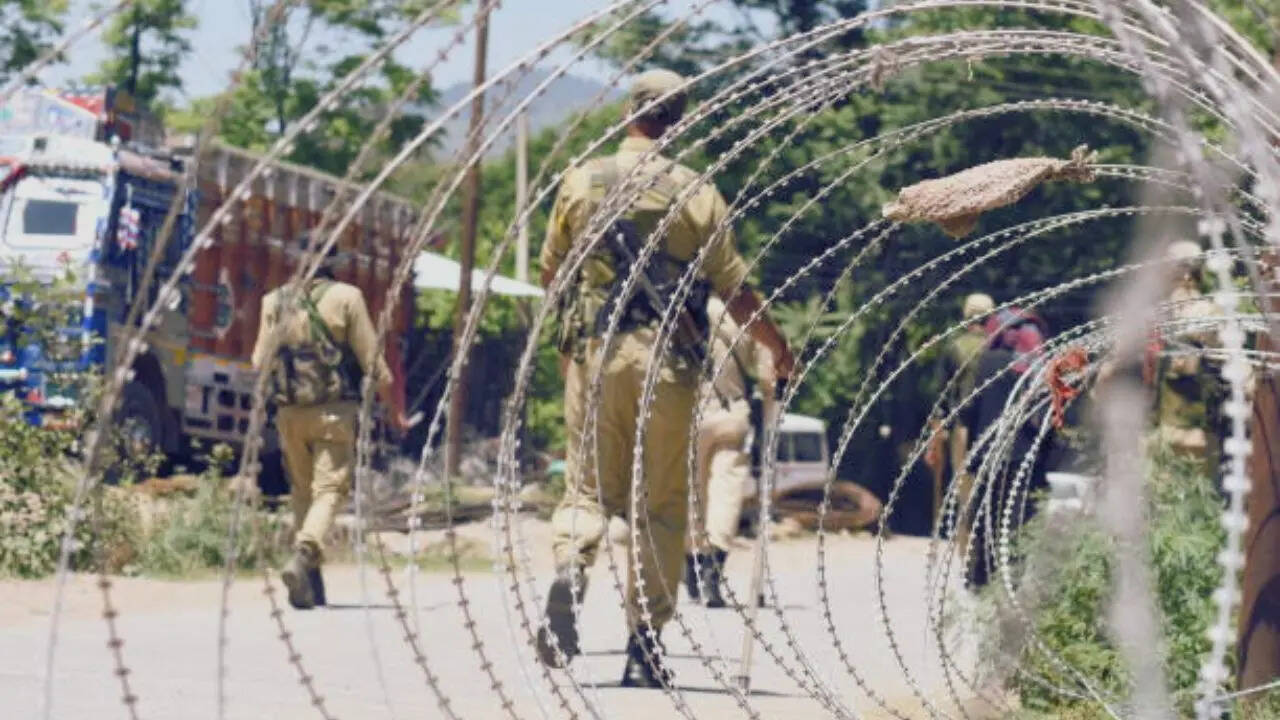 J&K के कठुआ में फिर तड़तड़ाई गोलियां, सुरक्षाबलों और आतंकियों के बीच गोलीबारी; जंगल में 3 आतंकी फंसे